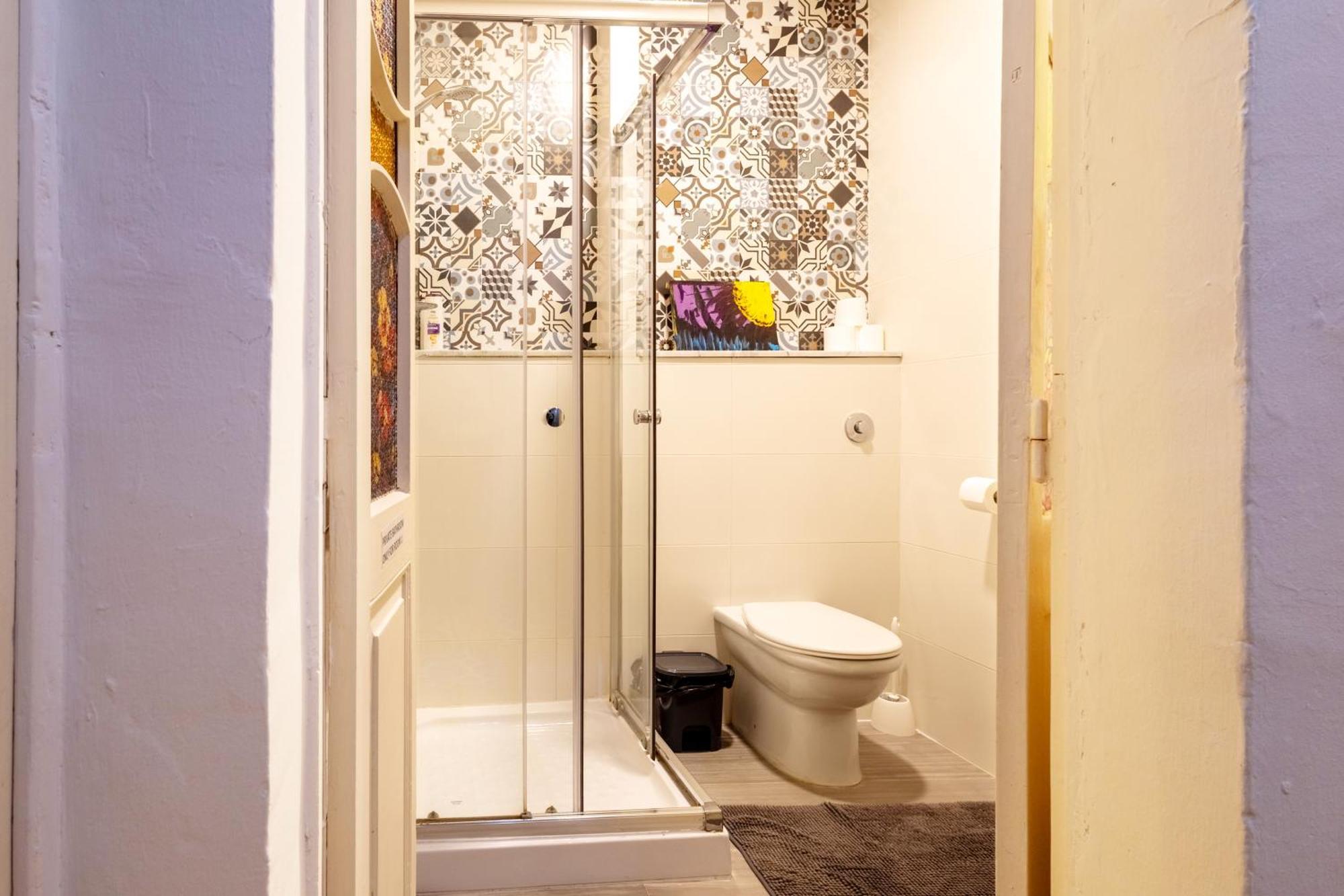 Quiet Twin Room With Private Bathroom, Not Ensuite Слима Екстериор снимка